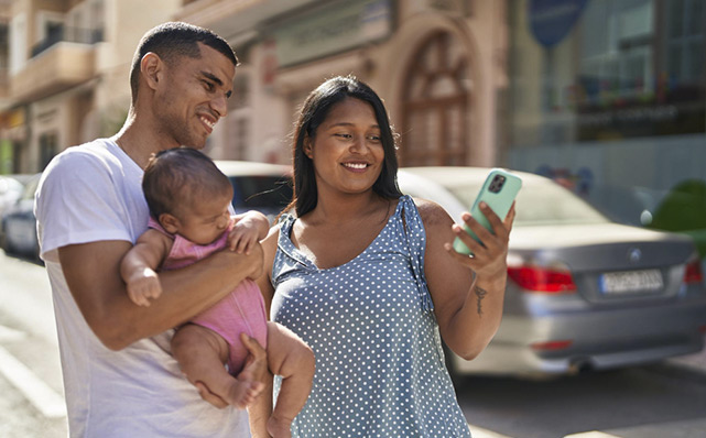 Una familia extranjera feliz tomándose un selfie